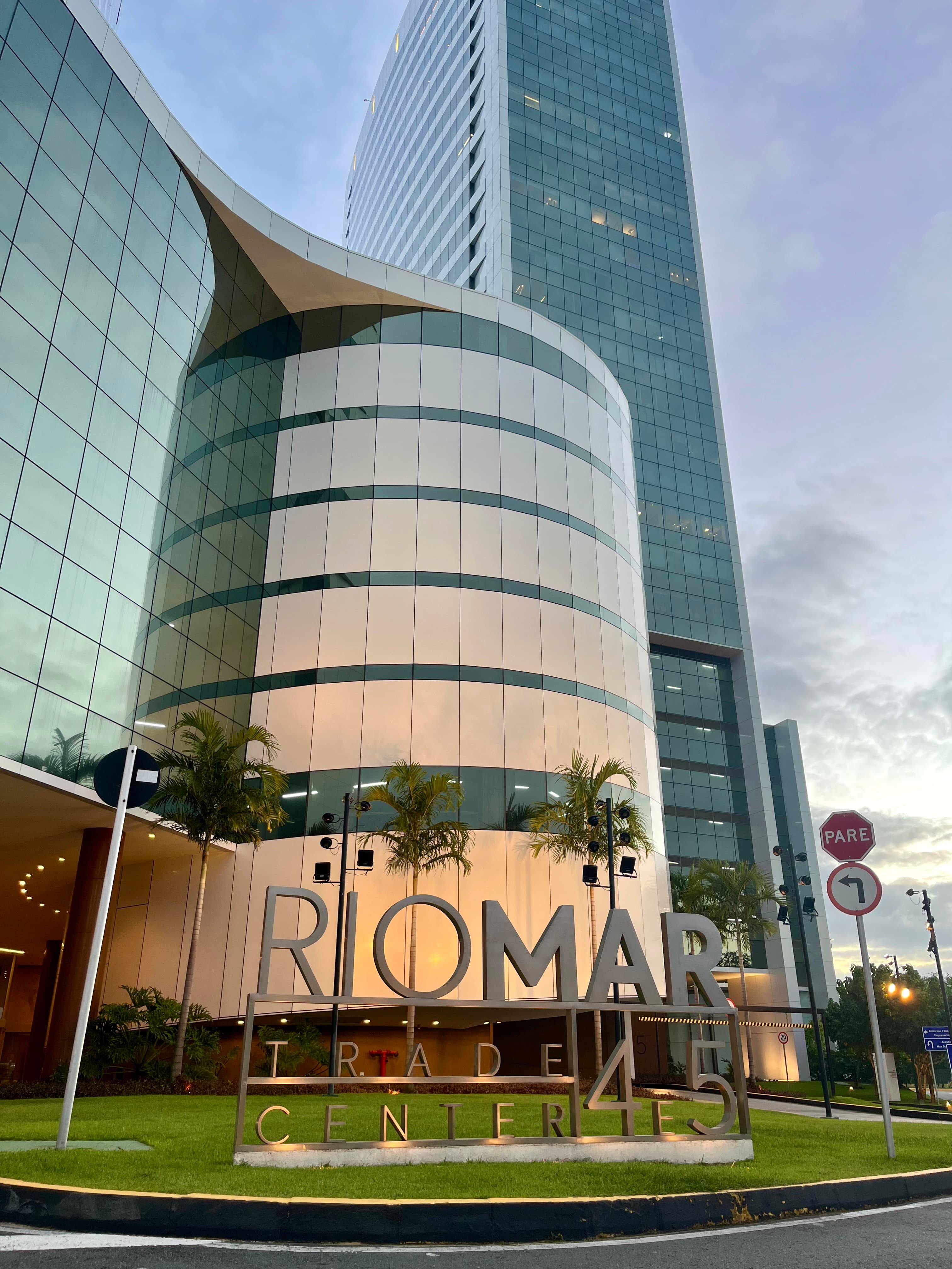 Dr. Arruda Cabral no escritório